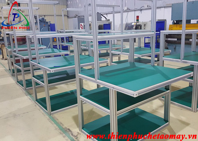 bàn thao tác khung nhôm