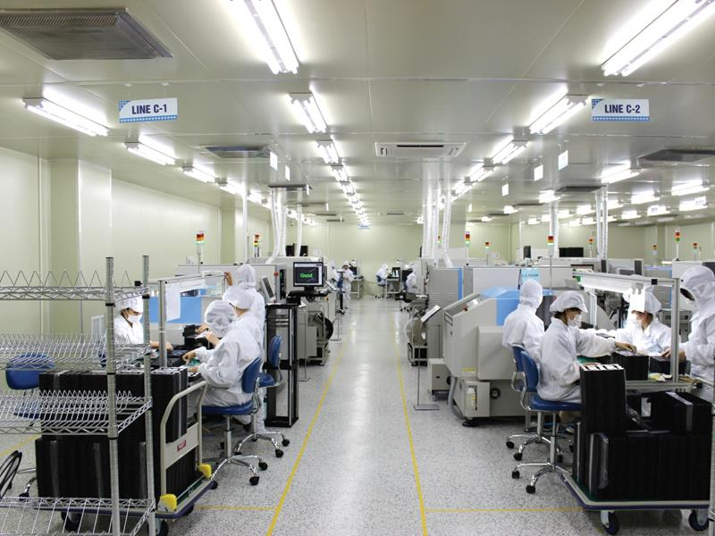 là một loại bàn được thiết kế để sử dụng trong môi trường y tế, thực phẩm hoặc các ngành công nghiệp khác cần độ sạch cao