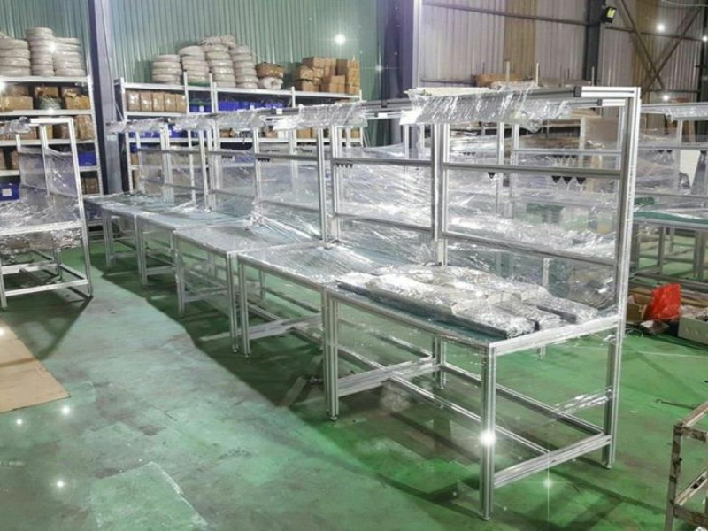 Giá bàn thao tác được bán ra phụ thuộc vào nhiều yếu tố