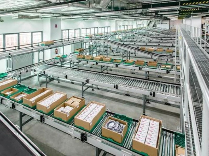 Quy trình sản xuất hệ thống băng tải có thể khác nhau tùy thuộc vào loại hệ thống băng tải và quy mô sản xuất