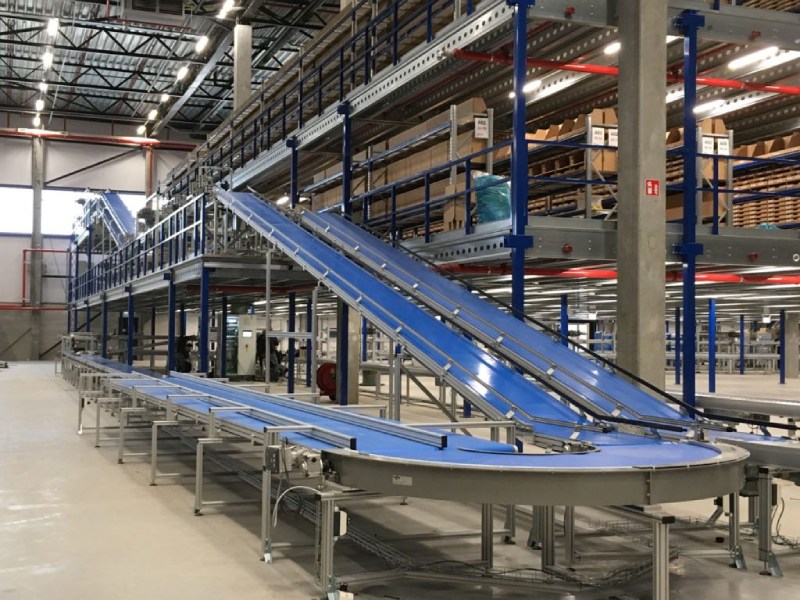 Hệ thống băng tải gồm nhiều vật liệu cấu tạo thành