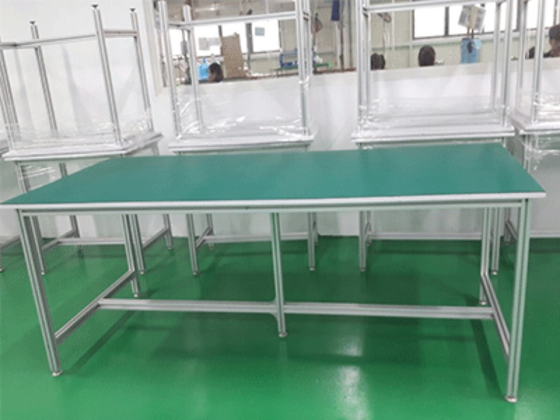 Việc sản xuất bàn thao tác yêu cầu sự chính xác và đảm bảo chất lượng cao
